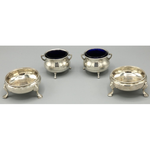 1122 - Pair of Victorian hallmarked silver cauldron salts with angular handles and blue glass liners on thr... 