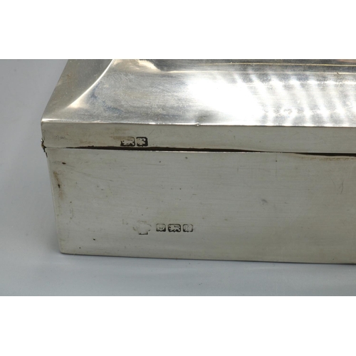 1193 - George V hallmarked silver rectangular table cigar box, stepped hinged lid with engine turned bands,... 