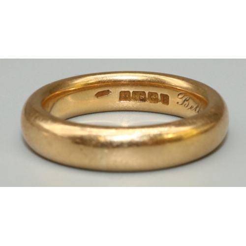 1025 - 18ct yellow gold wedding band, inscription to interior 'Bell to Jack 16th May 1927 