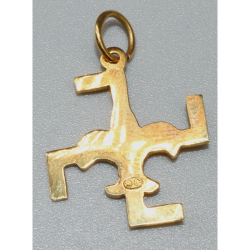 1057 - Early C20th 9ct yellow gold Scout badge, a swastika overlaid with the Scout emblem, with pendant top... 