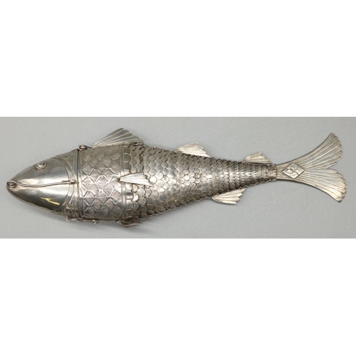 1121 - C20th Continental white metal articulated fish snuff box, hinged head with hook fastener, L18cm