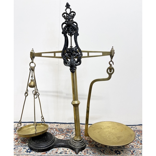 1456 - Set of early C20th cast iron and brass Agate Patent Balance Scales, to weigh 10lbs, with pans, W72cm... 