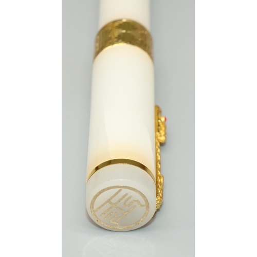 1278 - C20th white jade Natural Bowler fountain pen, screw off cap with dragon clip, in original box with c... 