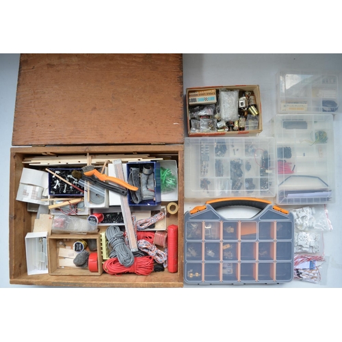 1524 - Collection of OO/HO gauge accessories and tram and train models to include built up white metal tram... 