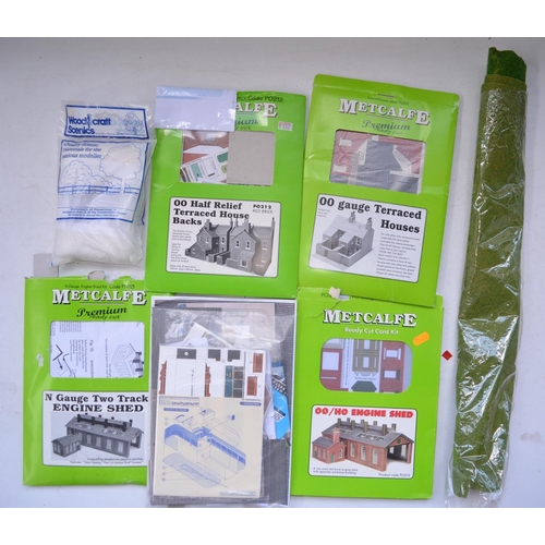 1524 - Collection of OO/HO gauge accessories and tram and train models to include built up white metal tram... 