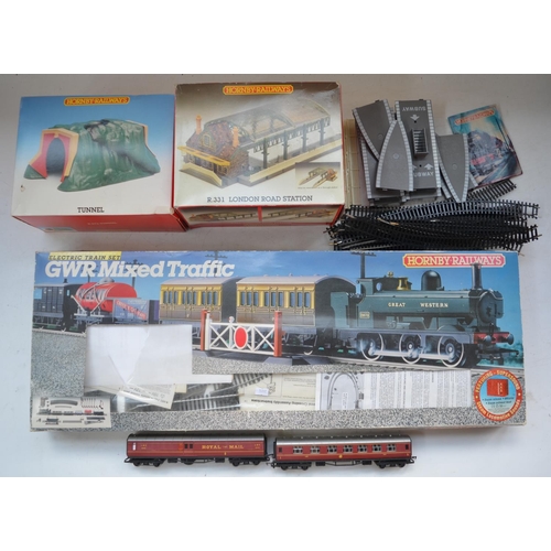 82 - Hornby GWR Mixed Traffic OO gauge electric train set with 2 boxed buildings, extra track, 2 passenge... 