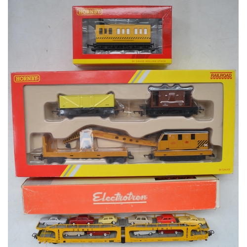 105 - Three boxed OO gauge railway rolling stock models to include Electrotren car transporter with Mini l... 