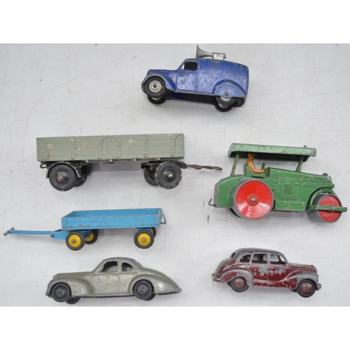 116 - Vintage Hornby O gauge tin plate clockwork train set (with key and in working order), a collection o... 