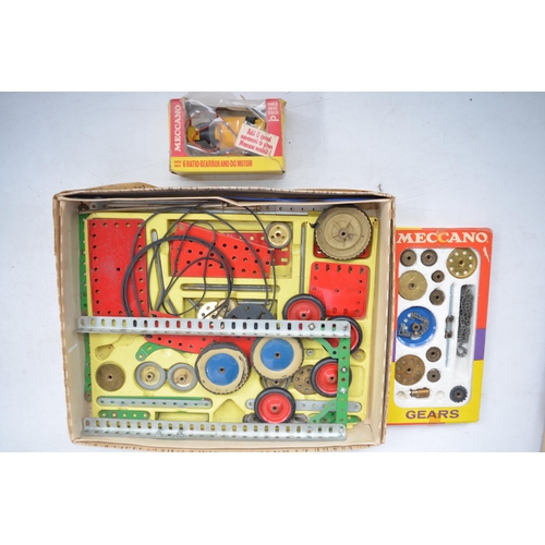 121 - Vintage Meccano Ocean Terminal Set (no instructions), another unboxed Meccano set with boxed gear se... 