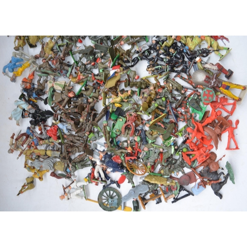 147 - Extensive collection of used plastic toy soldiers and Cowboys and Indians by Herald, Starlix, Lone S... 