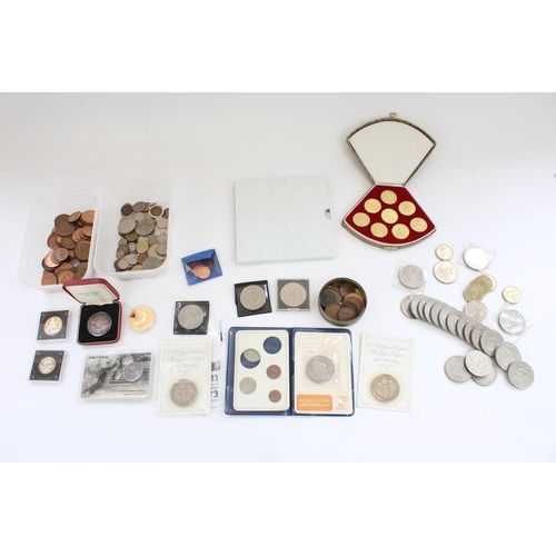 644 - Mixed GB and world coinage incl. GB commemoratives, Chinese commemorative souvenir set in fan shaped... 