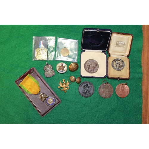 1079 - Collection of medals and badges, incl. Republique Francaise 1870 medal in original box, a silver A.R... 