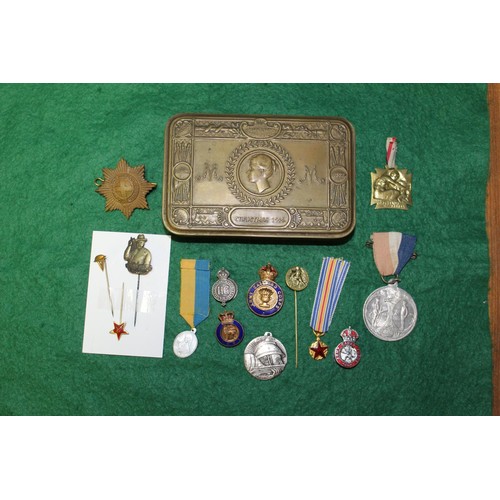 1076 - Queen Mary Christmas tin 1914, containing a collection of badges and medals incl. Army Catering Corp... 