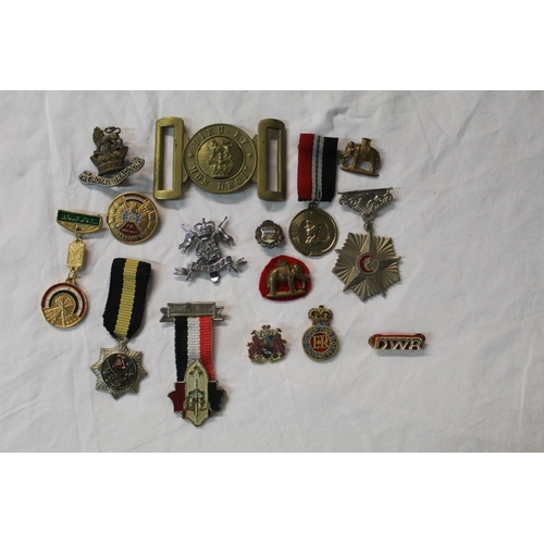 1082 - Collection of various medals and badges incl. The Royal Dragoons, Duke of Wellington, Blues and Roya... 