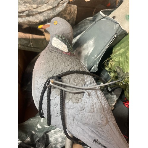 1108 - Collection of soft bodied pigeon decoys a set of hard plastic crows and a camouflage hide (qty)