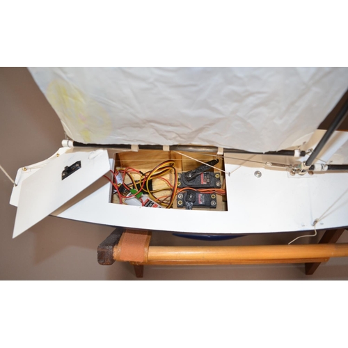 216 - Hand-made wooden radio controlled racing yacht model 'Puma' built from Marine Modelling Internationa... 