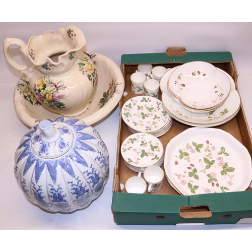 709 - Wedgwood Wild Strawberry 25 piece coffee and dessert service, Longmead Victorian style jug and bowl ... 