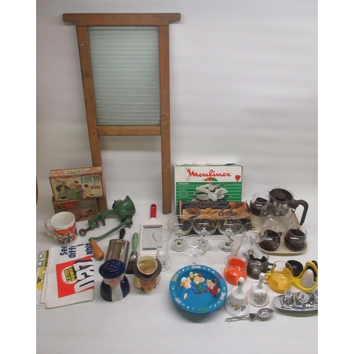 324 - Collection of assorted kitchenalia and other ware inc. Spong mincer, Pyrex glass and plastic coffee ... 