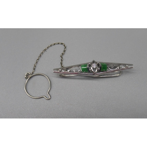 616 - Platinum tie pin set with central diamond flanked by emeralds, stamped 850, 5.6g