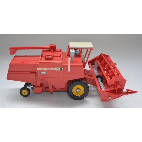 193 - Early release boxed Britain's die cast Farm Massey Ferguson 970 Combine Harvester (1978), in excelle... 