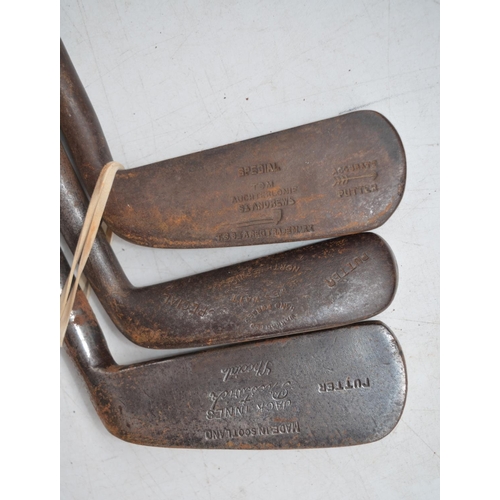 1299 - Collection of 11 vintage hickory handled golf clubs to incl. putters, a Jigger, Niblicks etc, golf b... 