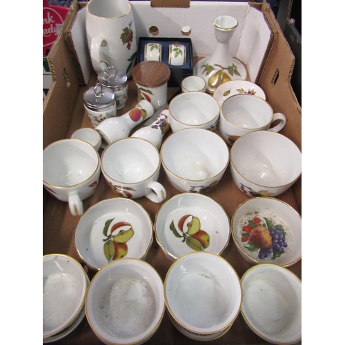 1481 - Comprehensive Royal Worcester Evesham and Evesham Vale dinner and tea ware including cups, saucers, ... 