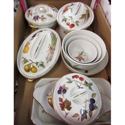 1481 - Comprehensive Royal Worcester Evesham and Evesham Vale dinner and tea ware including cups, saucers, ... 