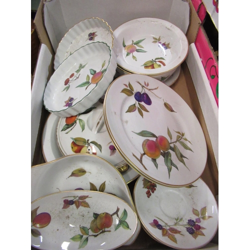 1481 - Comprehensive Royal Worcester Evesham and Evesham Vale dinner and tea ware including cups, saucers, ... 