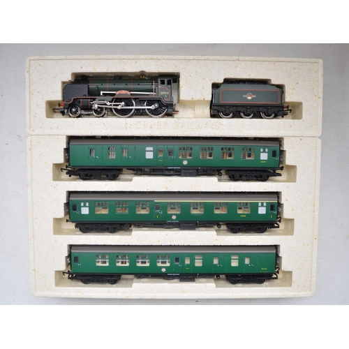 Hornby OO gauge Special Presentation Edition Great British Trains Schools Class BR 4-4-0 "Wellington" train pack R2082, ltd. ed. 767/1500 with 3 passenger coaches, complete with certificate.  Contents good little used condition though loco has a small silver stain outer left side cab and coaches are all bowed, 2 noticeably, the third less so.