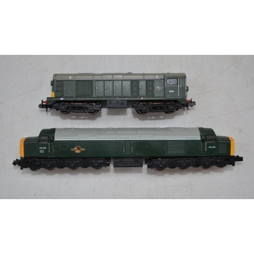 520 - Graham Farish Class 40 (in Atlantic Conveyor box) and a Farish/Bachmann 371-026 Class 20 D8134 (with... 