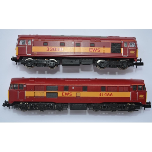 522 - Two Graham Farish special edition N gauge EWS diesel electric train models to include 806B Class 31 ... 