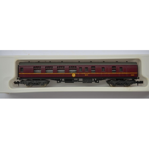 534 - Collection of N gauge railway carriages to incl. 6 Graham Farish and 1 Lima boxed examples and 5 unb... 