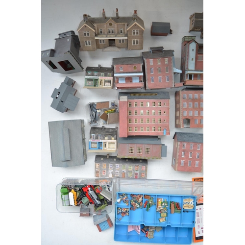 536 - Collection of N gauge buildings, scenic accessories, vehicles, figures etc. Buildings include card, ... 