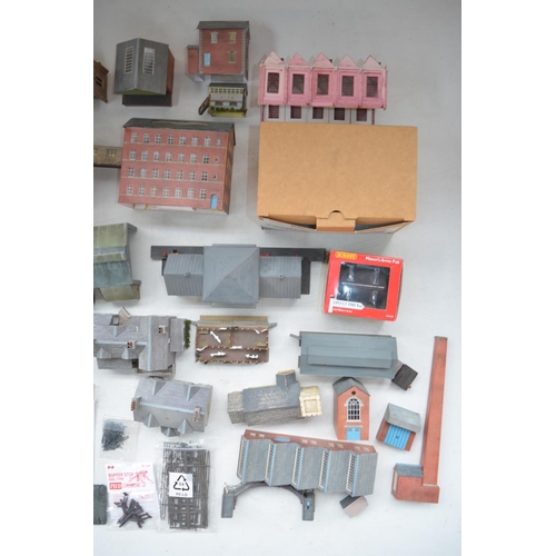 536 - Collection of N gauge buildings, scenic accessories, vehicles, figures etc. Buildings include card, ... 