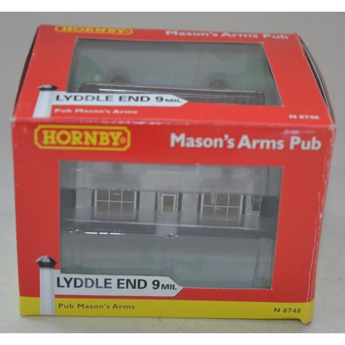 536 - Collection of N gauge buildings, scenic accessories, vehicles, figures etc. Buildings include card, ... 