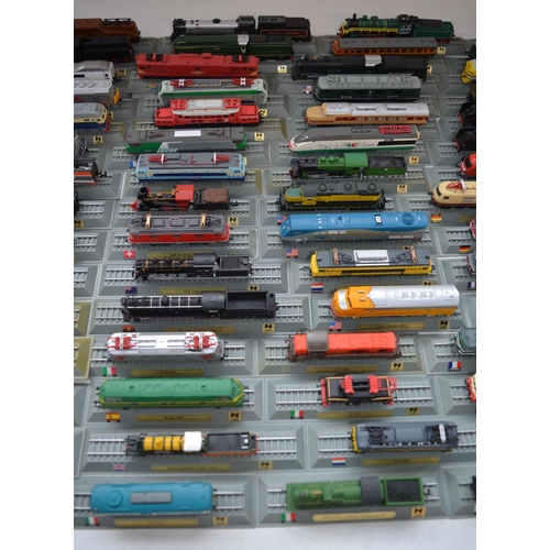 537 - Collection of static plastic N Gauge trains of the world from Del Prado (qty)