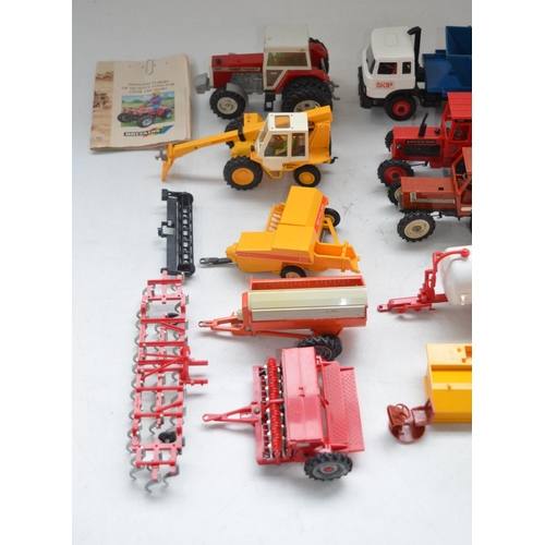 488 - Collection of Britain's 1/32 farm models to include 2 Massey Ferguson 2680 tractors, Ford skip lorry... 