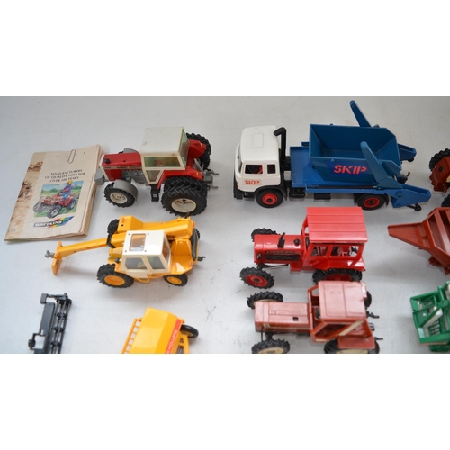 488 - Collection of Britain's 1/32 farm models to include 2 Massey Ferguson 2680 tractors, Ford skip lorry... 