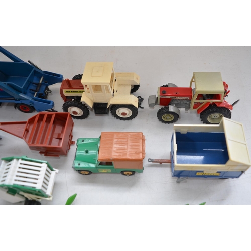 488 - Collection of Britain's 1/32 farm models to include 2 Massey Ferguson 2680 tractors, Ford skip lorry... 