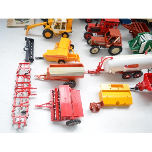 488 - Collection of Britain's 1/32 farm models to include 2 Massey Ferguson 2680 tractors, Ford skip lorry... 