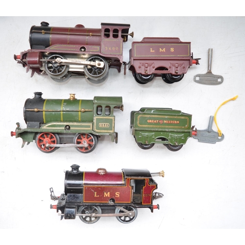 490A - Collection of vintage Hornby Meccano O gauge clockwork steam train models and wagons, a homemade sta... 