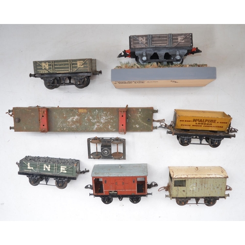 490A - Collection of vintage Hornby Meccano O gauge clockwork steam train models and wagons, a homemade sta... 