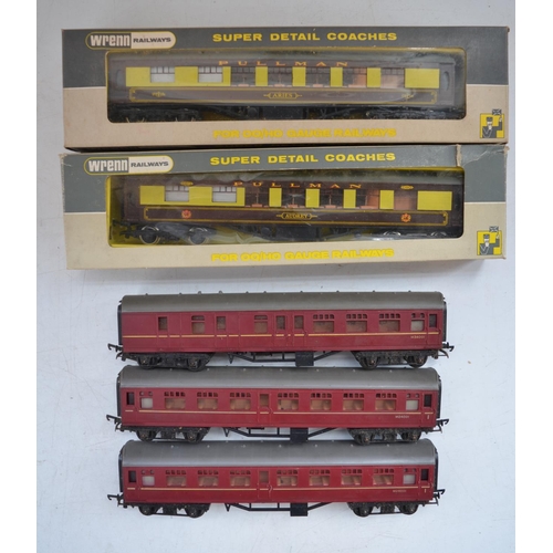 497 - Collection of previously used OO gauge passenger coaches, various manufacturers to include boxed Hor... 