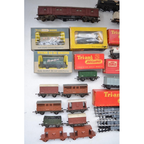 498 - Collection of used vintage OO gauge model railway accessories, various manufacturers to include Horn... 