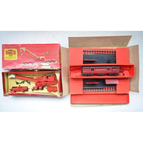 498 - Collection of used vintage OO gauge model railway accessories, various manufacturers to include Horn... 