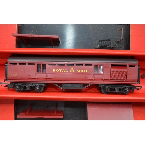 498 - Collection of used vintage OO gauge model railway accessories, various manufacturers to include Horn... 