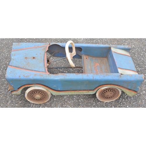 322 - Vintage Tri-ang child's pressed steel pedal car (in need of restoration), pedal and steering functio... 