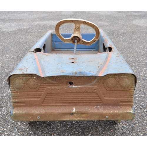 322 - Vintage Tri-ang child's pressed steel pedal car (in need of restoration), pedal and steering functio... 