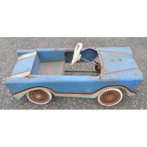 322 - Vintage Tri-ang child's pressed steel pedal car (in need of restoration), pedal and steering functio... 