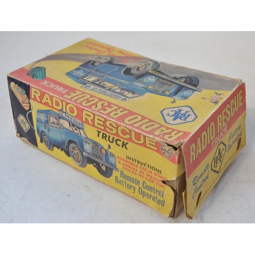 406 - Vintage boxed Marx RAC Radio Rescue battery operated remote control Land Rover model, in good overal... 